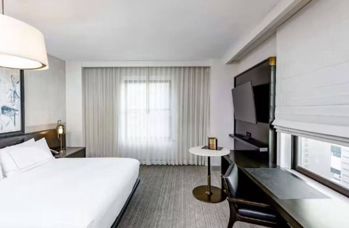 Downtown Des Moines Hotel | Historic Charm Meets Modern Luxury Near State Capitol, Parks, and Dining Hotspot