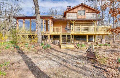 Rucker House | Historic Clark Cabin w/Deck & Fishing Pond Access