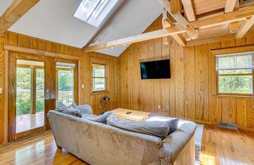 Rucker House | Historic Clark Cabin w/Deck & Fishing Pond Access