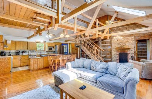 Rucker House | Historic Clark Cabin w/Deck & Fishing Pond Access