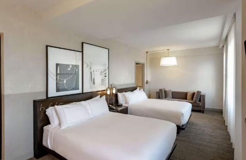 Downtown Des Moines Hotel | Historic Downtown Hotel Near Wells Fargo Arena, Dining, and Entertainment