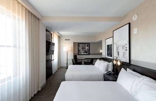 Downtown Des Moines Hotel | Historic Downtown Hotel Near Wells Fargo Arena, Dining, and Entertainment