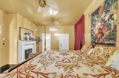 Muskogee Bed & Breakfast | Historic Farmer Mansion in the heart of Muskogee with 5 bedrooms and WiFi, AC.