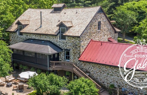 Blue Ridge Bed & Breakfast | Historic Hideaway with King Bed & Spa-Inspired Bath