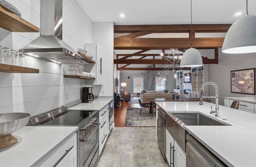 Orange Apartment | Historic Main Street Retreat Walkable to Shops, Dining & Arts