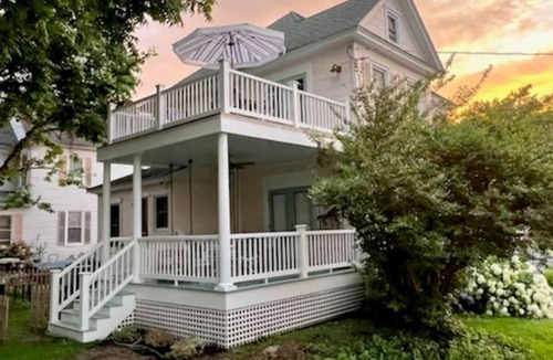 Cambridge House | Historic Marina District-2 BR/1 Ba-River View-Ironman Route-AC-Laundry-Walkable
