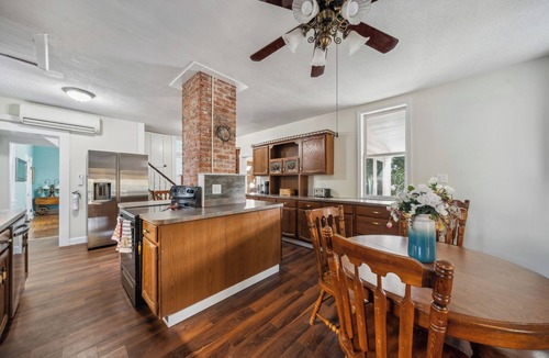Onancock House | Historic Victorian Home–3 King Bedrooms w/55"4KTVs, Full Kitchen, Screened .