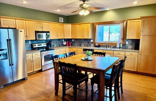 Beatrice House | HISTORICAL & CHARMING RETREAT: 5-bedroom home ready for your stay!