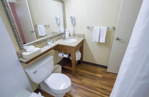 West Bloomington Hotel | Holiday Inn Blmgtn Arpt South - Mall Area by IHG