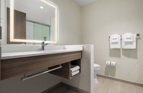 Bucyrus Hotel | Holiday Inn Express & Suites Overland Park South