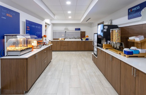 Vineland Hotel | Holiday Inn Express and Suites Vineland Millville by IHG