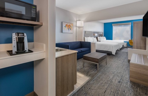 Vineland Hotel | Holiday Inn Express and Suites Vineland Millville by IHG