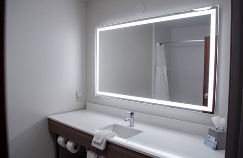 Mason City Hotel | Holiday Inn Express and Suites Mason City by IHG