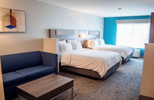 Mason City Hotel | Holiday Inn Express and Suites Mason City by IHG