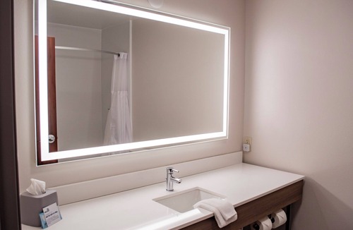 Mason City Hotel | Holiday Inn Express and Suites Mason City by IHG