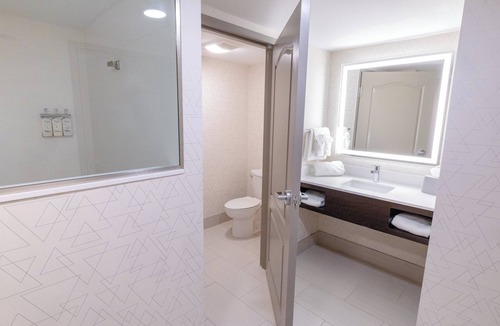 Neptune City Hotel | Holiday Inn Express Hotel of Neptune by IHG