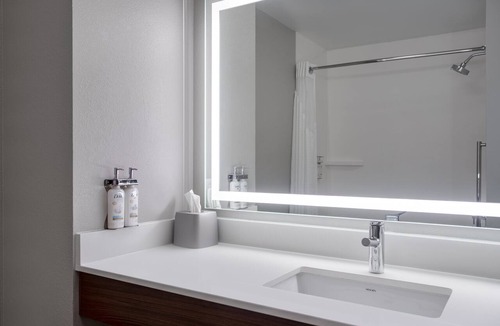 Clinton Hotel | Holiday Inn Express Hotel & Suites Clinton by IHG
