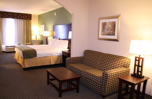 Pratt Hotel | Holiday Inn Express Hotel & Suites Pratt by IHG