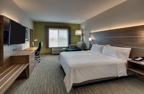 Waukegan Hotel | Holiday Inn Express Hotel & Suites Waukegan/Gurnee by IHG