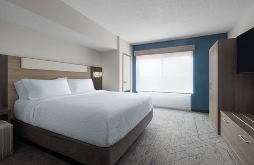 Pembroke Hotel | Holiday Inn Express Pembroke by IHG