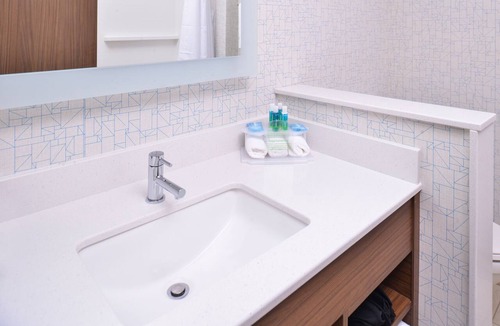 Carter Lake Hotel | Holiday Inn Express & Suites Omaha Airport by IHG