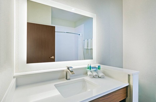 Coffeyville Hotel | Holiday Inn Express & Suites Coffeyville by IHG