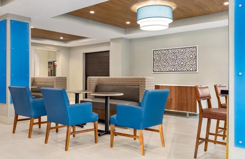 Mount Laurel Hotel | Holiday Inn Express & Suites Philadelphia - Mt Laurel by IHG
