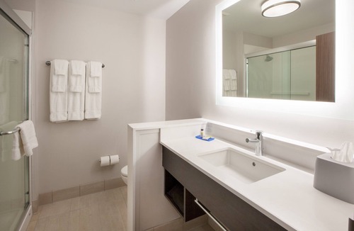 Watertown Hotel | Holiday Inn Express & Suites Watertown by IHG