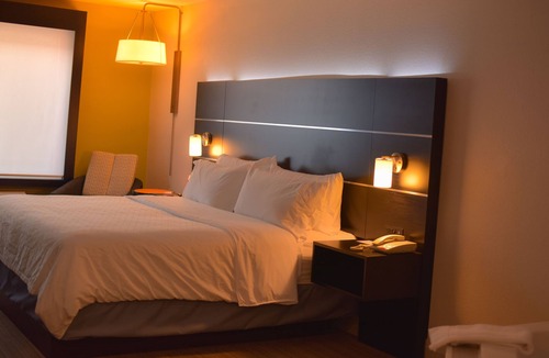 Maryville Hotel | Holiday Inn Express & Suites Maryville by IHG