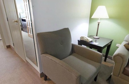 Riverwoods Hotel | Holiday Inn Express & Suites Chicago Deerfield Lincolnshire by IHG