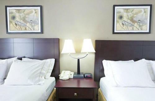 Riverwoods Hotel | Holiday Inn Express & Suites Chicago Deerfield Lincolnshire by IHG