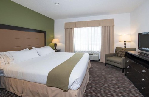 Riverwoods Hotel | Holiday Inn Express & Suites Chicago Deerfield Lincolnshire by IHG