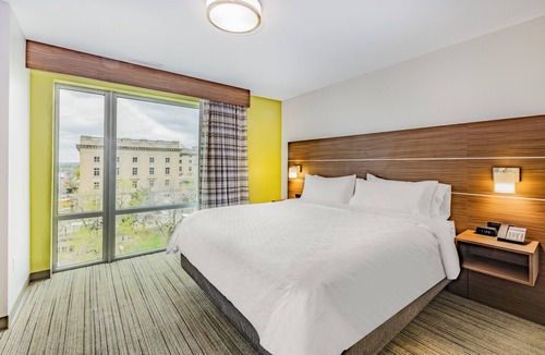Downtown Lincoln Hotel | Holiday Inn Express & Suites Lincoln Downtown by IHG