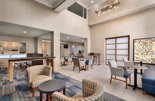 Auburn Hotel | Holiday Inn Express & Suites Auburn - University Area by IHG