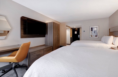 Omaha Hotel | Holiday Inn Express & Suites Central Omaha by IHG