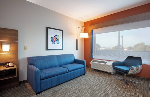 Beloit Hotel | Holiday Inn Express & Suites Beloit by IHG