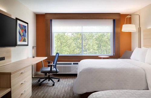 Canton Hotel | Holiday Inn Express & Suites Canton by IHG