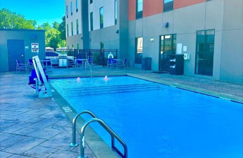 Tulsa Hotel | Holiday Inn Express & Suites Tulsa East - Catoosa by IHG