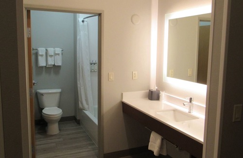 Lincoln Hotel | Holiday Inn Express & Suites South - Lincoln by IHG