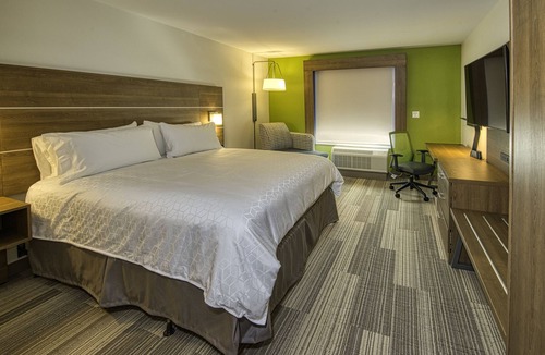Highlands Hotel | Holiday Inn Express & Suites Lincoln Airport by IHG