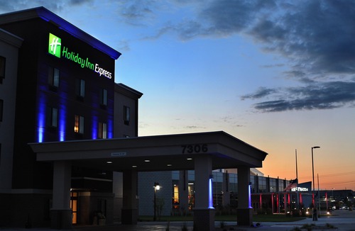 South Central Omaha Hotel | Holiday Inn Express & Suites Omaha South Ralston Arena, an Ihg Hotel