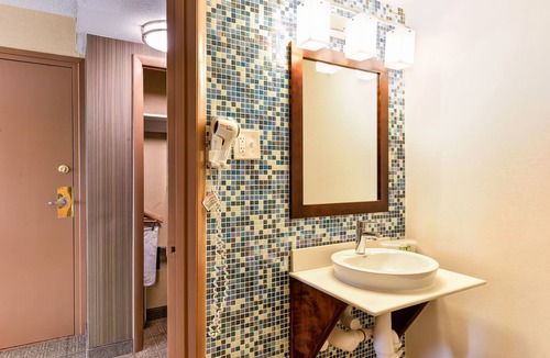 Downtown Hotel | Holiday Inn Express Washington DC N-Silver Spring by IHG