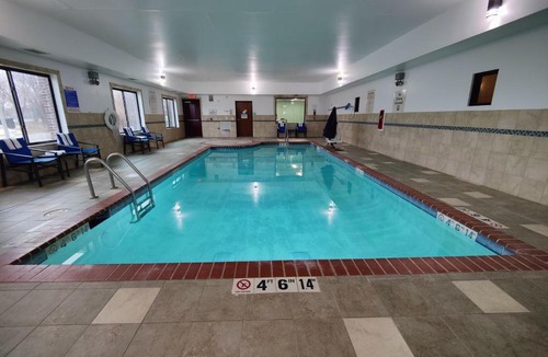 Waterloo Hotel | Holiday Inn Express- Waterloo/Cedar Falls by IHG