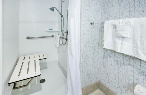 Avenel Hotel | Holiday Inn Express Woodbridge by IHG