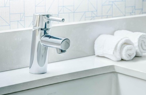 Avenel Hotel | Holiday Inn Express Woodbridge by IHG
