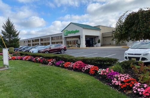 Hazlet Hotel | Holiday Inn Hazlet by IHG