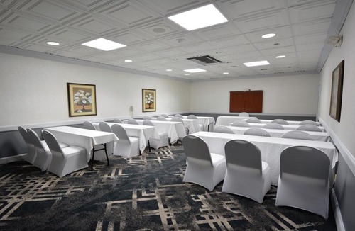 Hazlet Hotel | Holiday Inn Hazlet by IHG