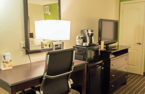 Hazlet Hotel | Holiday Inn Hazlet by IHG