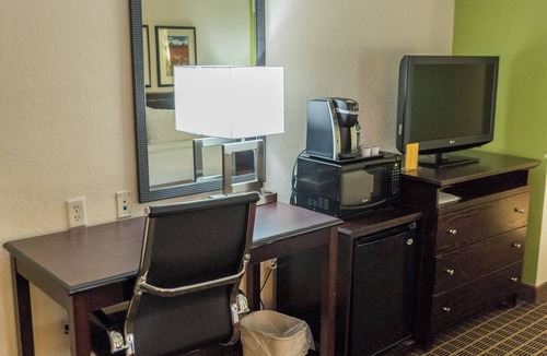 Hazlet Hotel | Holiday Inn Hazlet by IHG