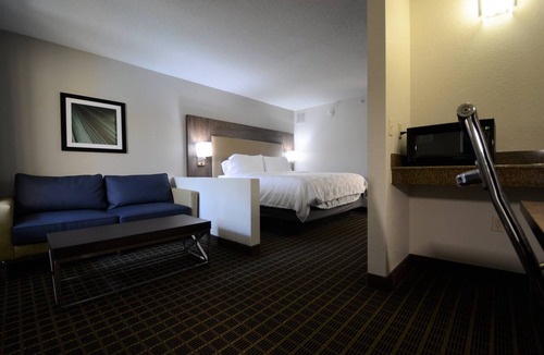 Hazlet Hotel | Holiday Inn Hazlet by IHG